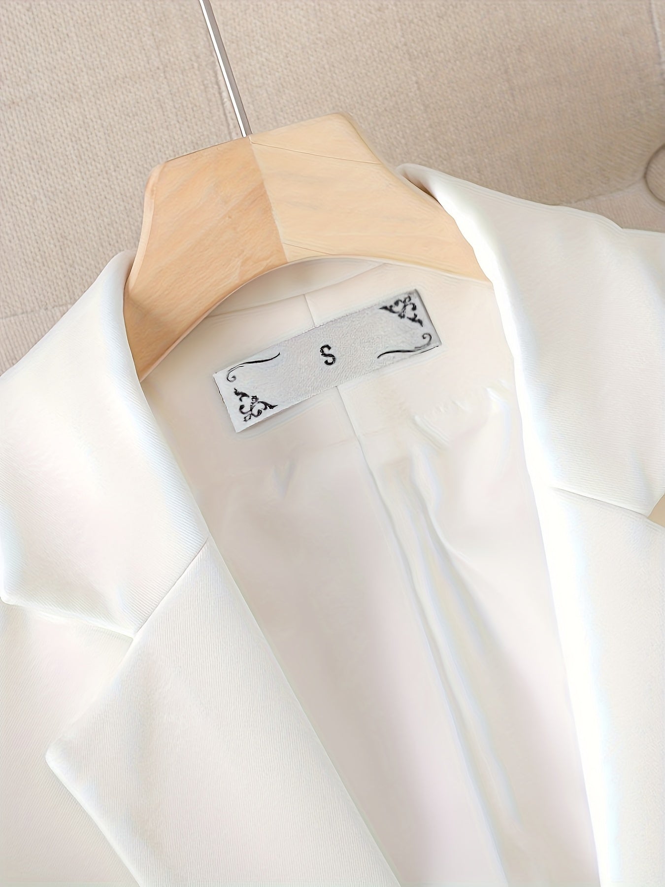 Classic tailored single-button blazer for women